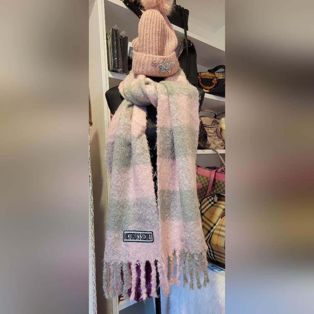 New Victoria's Secret Hat and scarf in box - Picture 2 of 7
